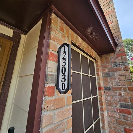 Centrally Located Houston Retreat! Sleeps 8, 10 Min To Downtown, Free Parking ภายนอก รูปภาพ
