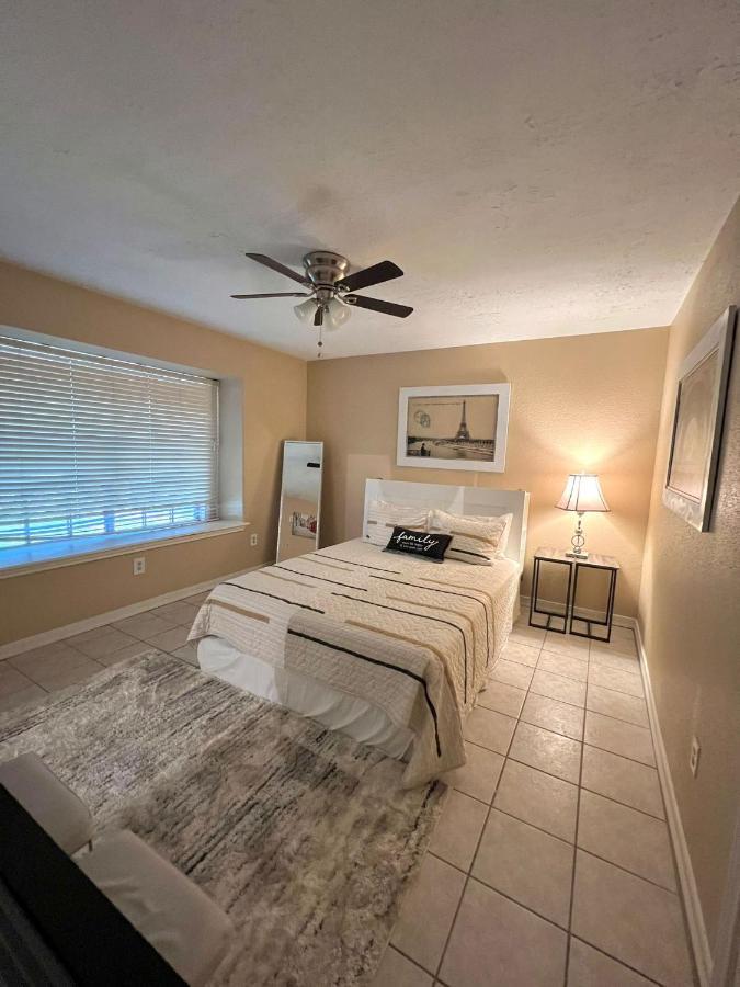 Centrally Located Houston Retreat! Sleeps 8, 10 Min To Downtown, Free Parking ภายนอก รูปภาพ