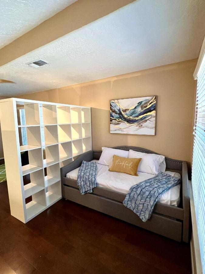 Centrally Located Houston Retreat! Sleeps 8, 10 Min To Downtown, Free Parking ภายนอก รูปภาพ
