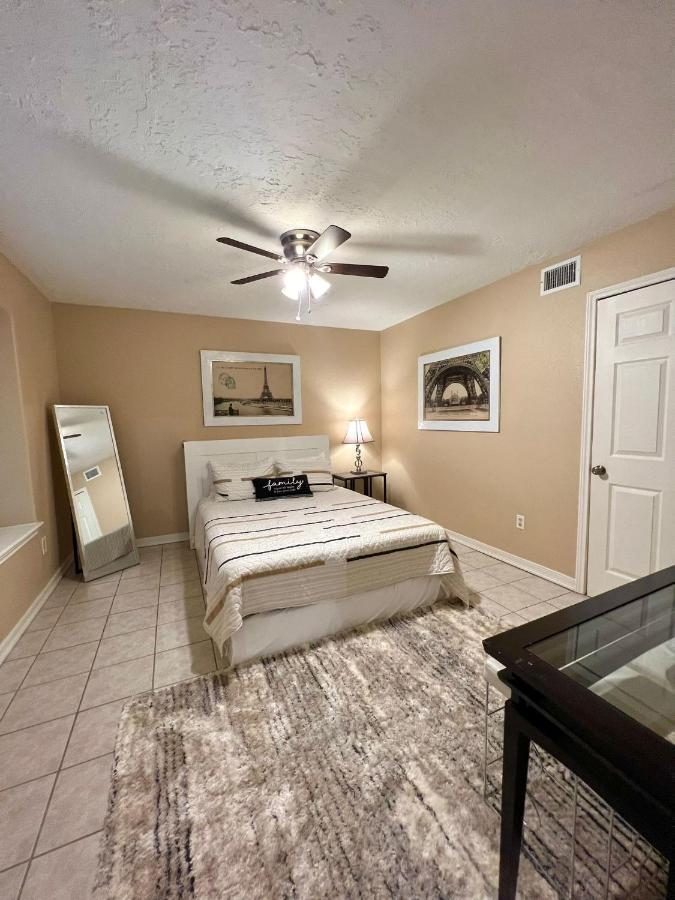 Centrally Located Houston Retreat! Sleeps 8, 10 Min To Downtown, Free Parking ภายนอก รูปภาพ