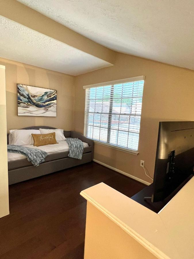 Centrally Located Houston Retreat! Sleeps 8, 10 Min To Downtown, Free Parking ภายนอก รูปภาพ