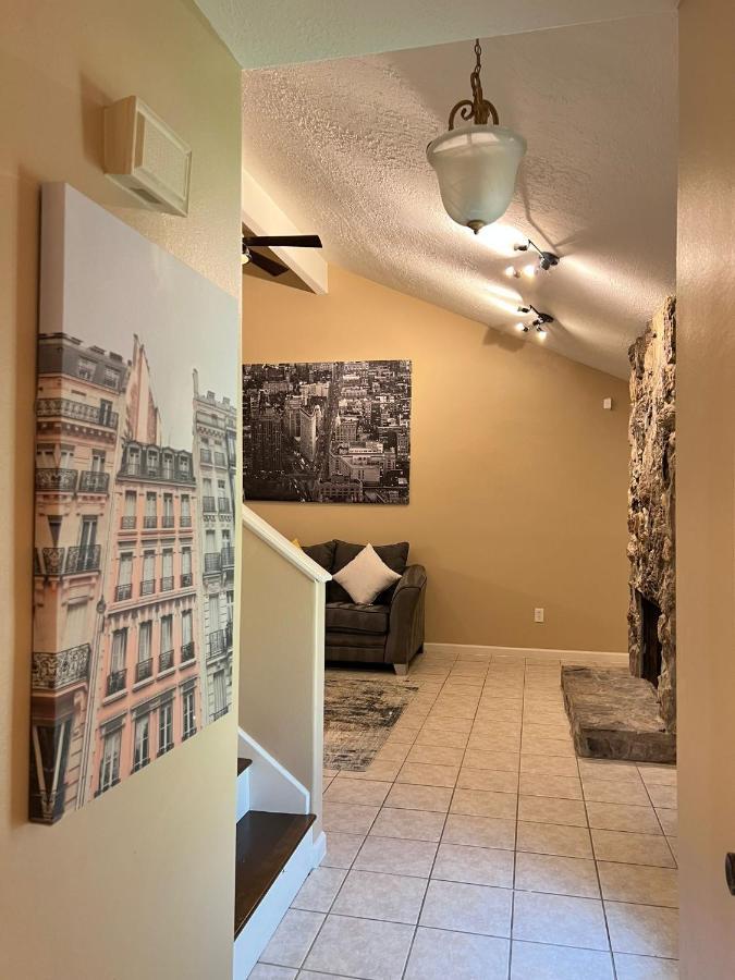 Centrally Located Houston Retreat! Sleeps 8, 10 Min To Downtown, Free Parking ภายนอก รูปภาพ