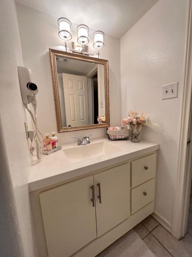 Centrally Located Houston Retreat! Sleeps 8, 10 Min To Downtown, Free Parking ภายนอก รูปภาพ