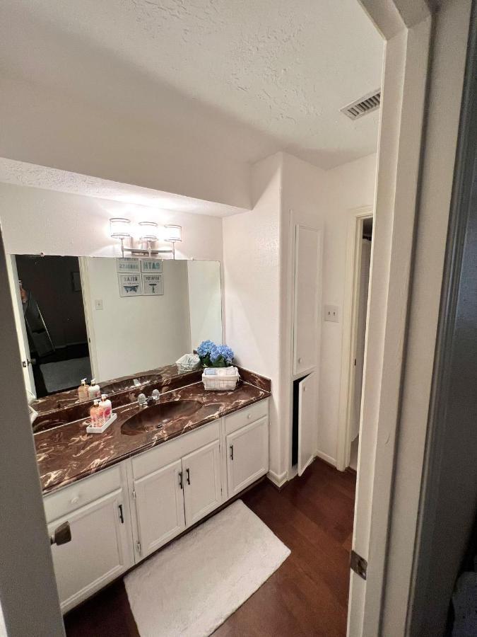 Centrally Located Houston Retreat! Sleeps 8, 10 Min To Downtown, Free Parking ภายนอก รูปภาพ
