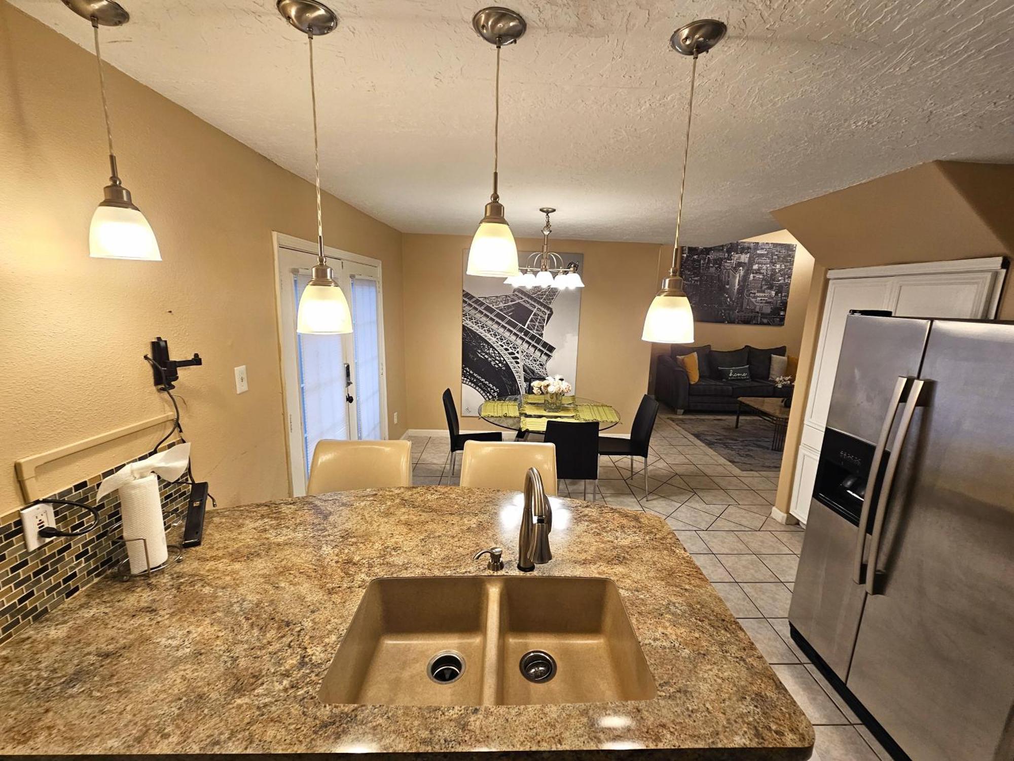 Centrally Located Houston Retreat! Sleeps 8, 10 Min To Downtown, Free Parking ภายนอก รูปภาพ