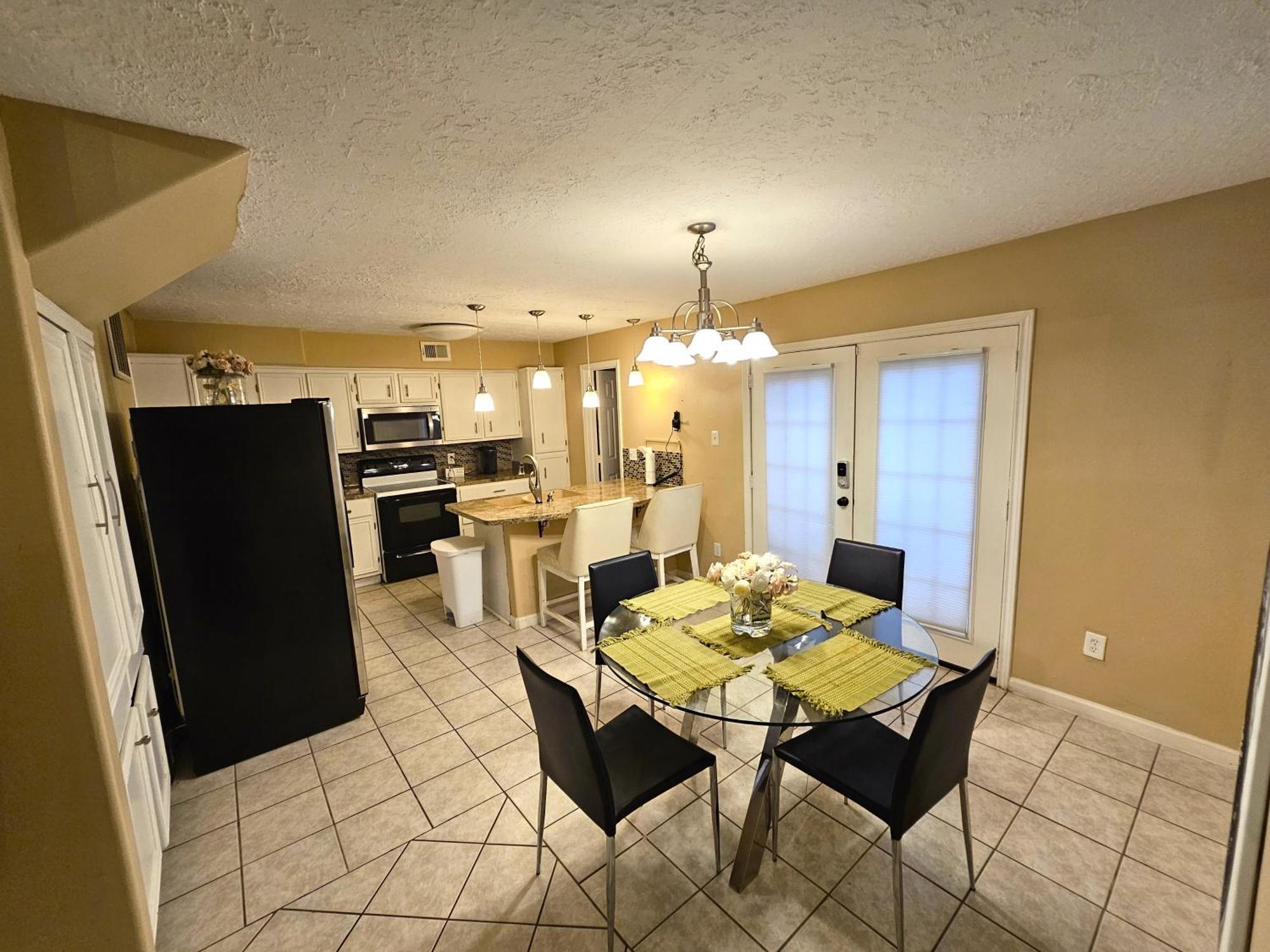 Centrally Located Houston Retreat! Sleeps 8, 10 Min To Downtown, Free Parking ภายนอก รูปภาพ